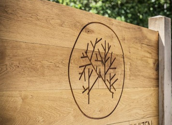 Eetkamer van Rovershut - Familiehuis 2 in De Dennen, Texel, met houten tafel en moderne lampen.