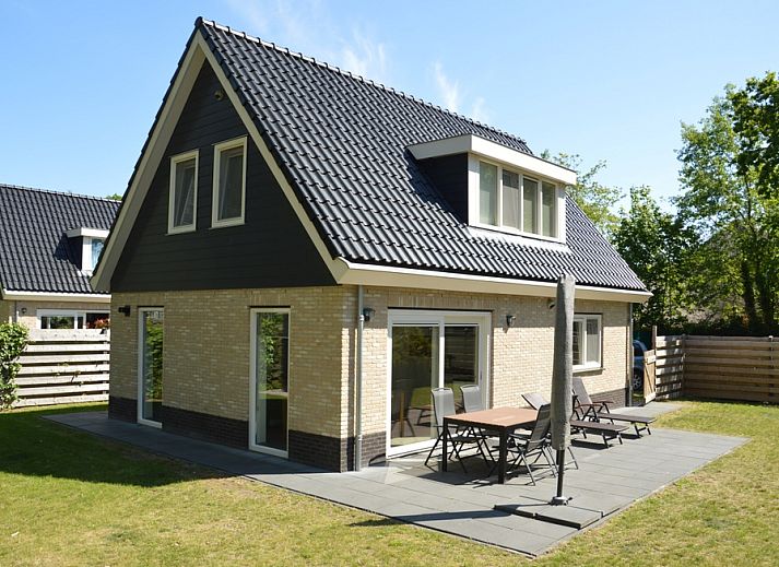 Ferienhaus de Parel 150 in De Dennen, Texel mit sonniger Terrasse und grossem Garten.
