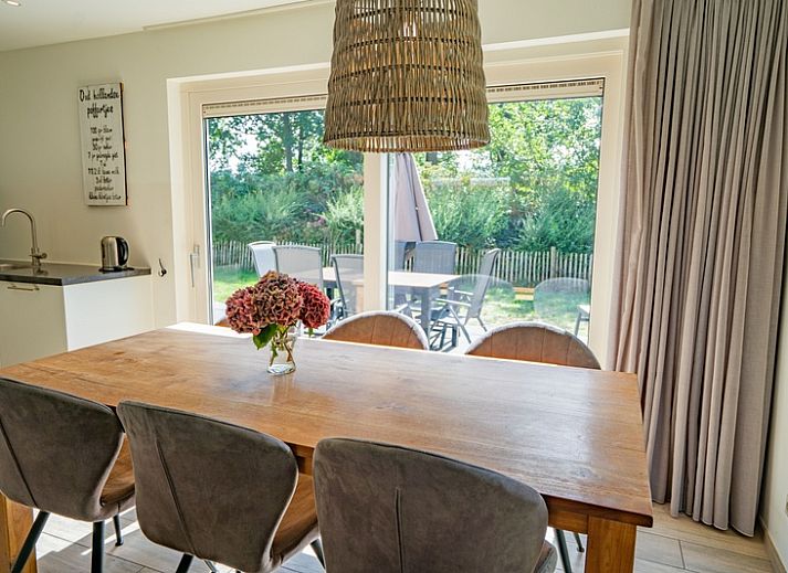 Ferienhaus de Parel 150 in De Dennen, Texel mit sonniger Terrasse und grossem Garten.