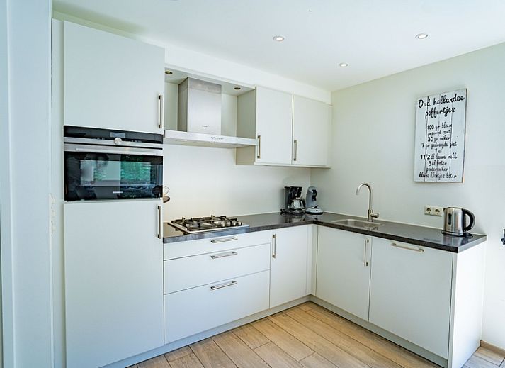 Gemuetliches Wohnzimmer des Ferienhauses de Parel 150 in De Dennen, Texel mit komfortabler Sitzecke.