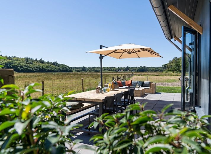 Ferienhaus 2 in De Dennen, Texel mit moderner Fassade und gruenen Tueren, Watteninseln.