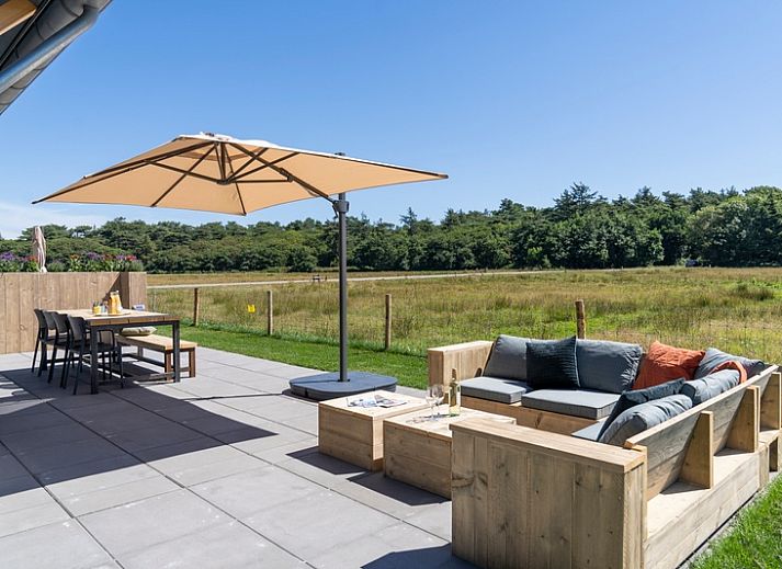 Ferienhaus 2 in De Dennen, Texel mit moderner Fassade und gruenen Tueren, Watteninseln.