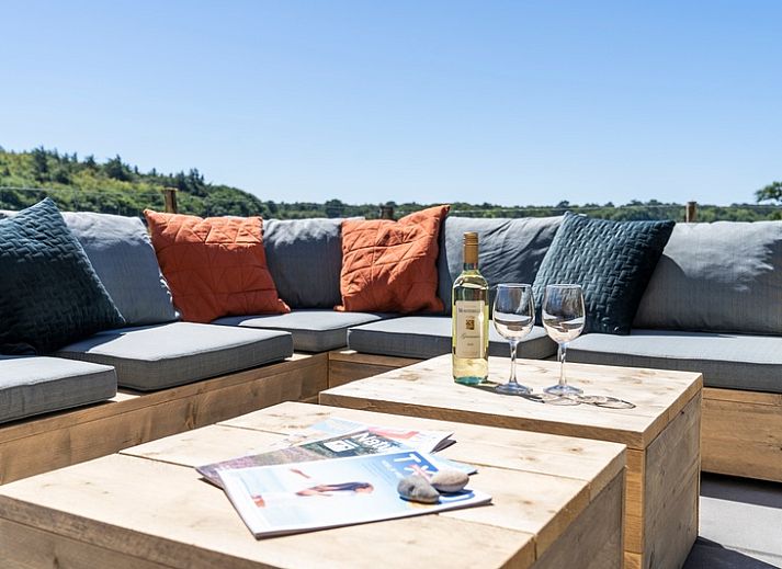 Ferienhaus 2 in De Dennen, Texel mit moderner Fassade und gruenen Tueren, Watteninseln.