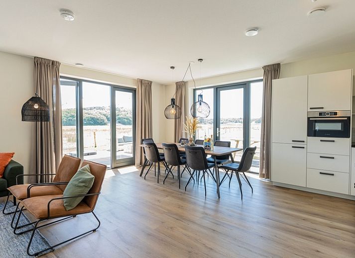 Ferienhaus 2 in De Dennen, Texel mit moderner Fassade und gruenen Tueren, Watteninseln.