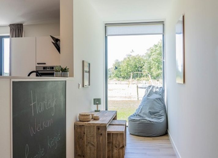 Geraeumige Terrasse des Ferienhauses 2 in De Dennen, Texel mit Blick auf die Natur und die Watteninseln.