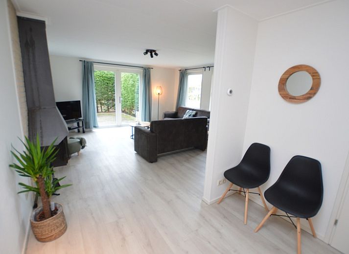 Stijlvolle eetruimte in vakantiehuis Bungalowpark Vredelust, De Dennen, Texel, met moderne keuken en veel natuurlijk licht.