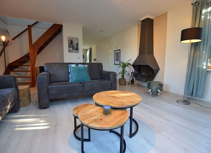 Stijlvolle eetruimte in vakantiehuis Bungalowpark Vredelust, De Dennen, Texel, met moderne keuken en veel natuurlijk licht.