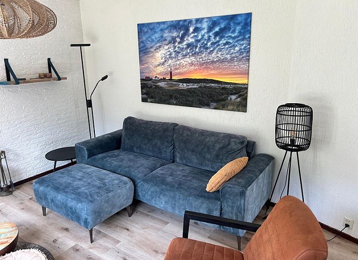 Ruime tuin van vakantiehuis de Parel 162 in Bungalowpark de Parel, De Dennen, Texel, omgeven door groen.