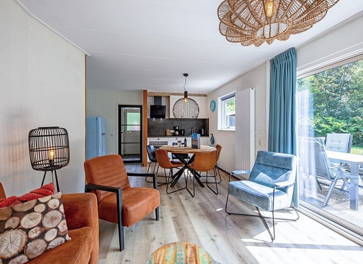 Ruime tuin van vakantiehuis de Parel 162 in Bungalowpark de Parel, De Dennen, Texel, omgeven door groen.