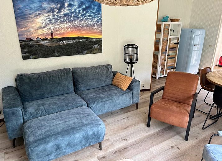 Ruime tuin van vakantiehuis de Parel 162 in Bungalowpark de Parel, De Dennen, Texel, omgeven door groen.