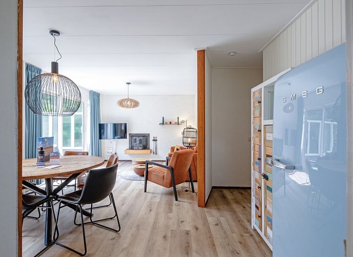 Gezellige woonkamer van vakantiehuis de Parel 162 in Bungalowpark de Parel, De Dennen, Texel met comfortabele bank.