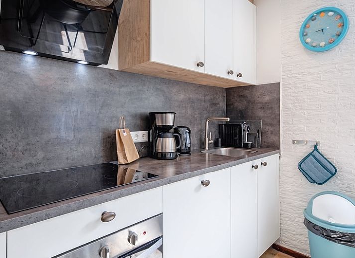 Gezellige woonkamer van vakantiehuis de Parel 162 in Bungalowpark de Parel, De Dennen, Texel met comfortabele bank.