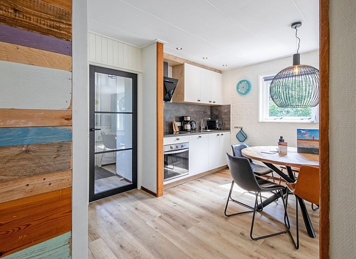 Gezellige woonkamer van vakantiehuis de Parel 162 in Bungalowpark de Parel, De Dennen, Texel met comfortabele bank.