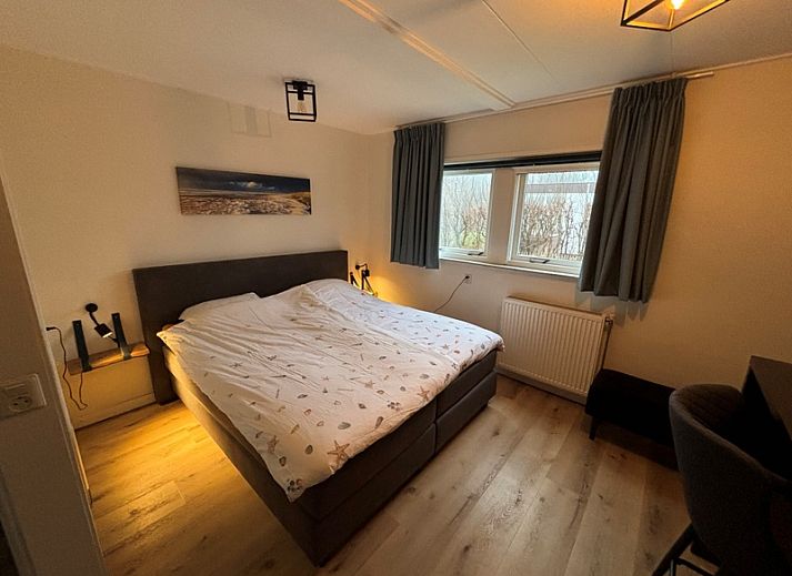 Gezellige woonkamer van vakantiehuis de Parel 162 in Bungalowpark de Parel, De Dennen, Texel met comfortabele bank.
