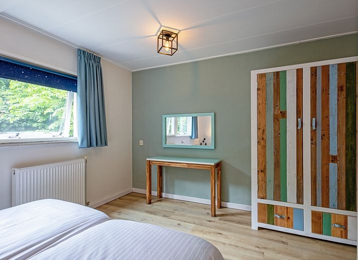 Moderne open keuken in vakantiehuis de Parel 162, Bungalowpark de Parel, Texel, met eetruimte en veel licht.