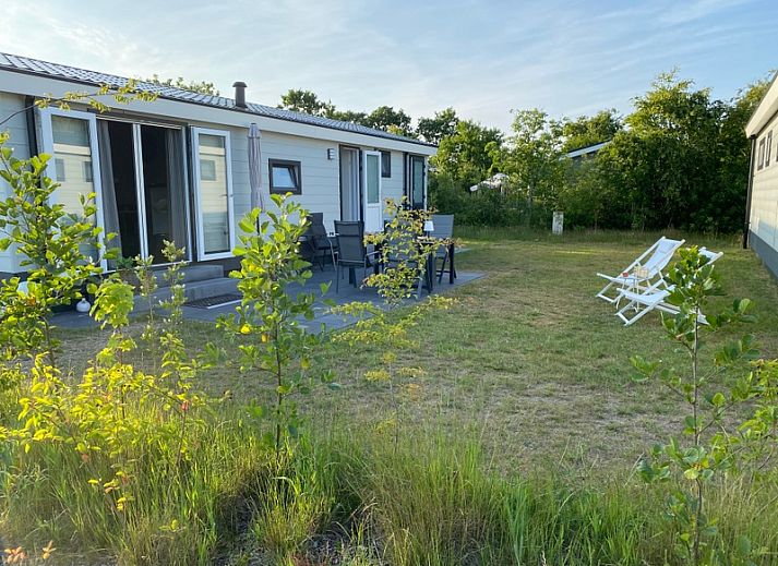 Vakantiepark de Bremakker - Bosveld 148 in De Dennen, Texel biedt een charmant terras met comfortabele zitplaatsen en groene omgeving.