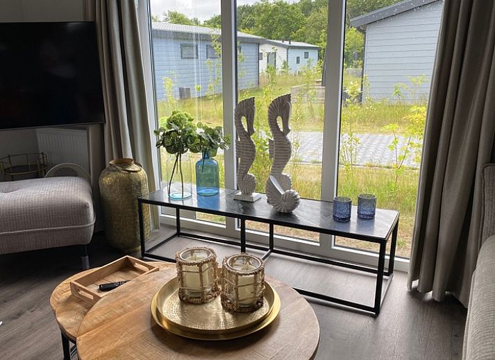 Vakantiepark de Bremakker - Bosveld 148 in De Dennen, Texel biedt een charmant terras met comfortabele zitplaatsen en groene omgeving.