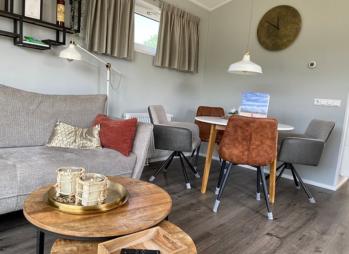 Vakantiepark de Bremakker - Bosveld 148 in De Dennen, Texel biedt een charmant terras met comfortabele zitplaatsen en groene omgeving.