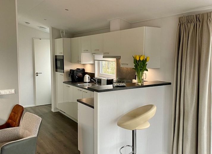 Geniet van de natuur rondom Vakantiepark de Bremakker - Bosveld 148, De Dennen, Texel met een uitnodigende buitenruimte en ligstoelen.