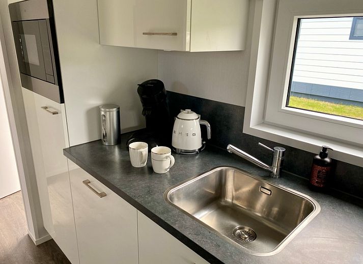 Geniet van de natuur rondom Vakantiepark de Bremakker - Bosveld 148, De Dennen, Texel met een uitnodigende buitenruimte en ligstoelen.