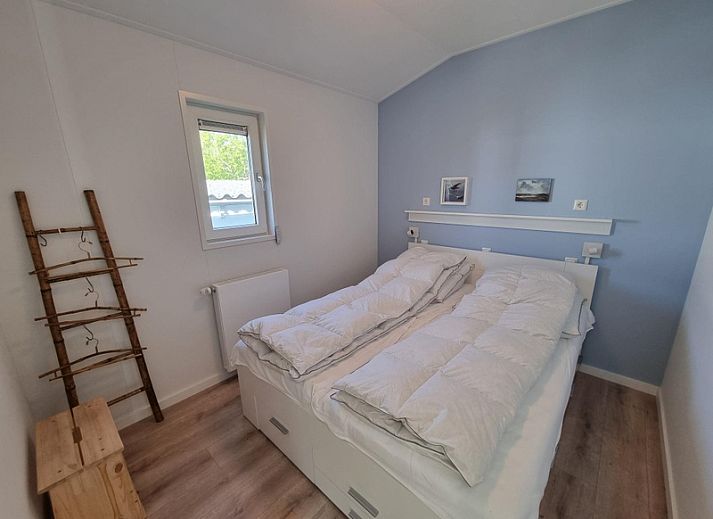 Vakantiehuis bij Vakantiepark de Bremakker, Bosveld 135 in De Dennen, Texel, omgeven door groene natuur en bloemen.