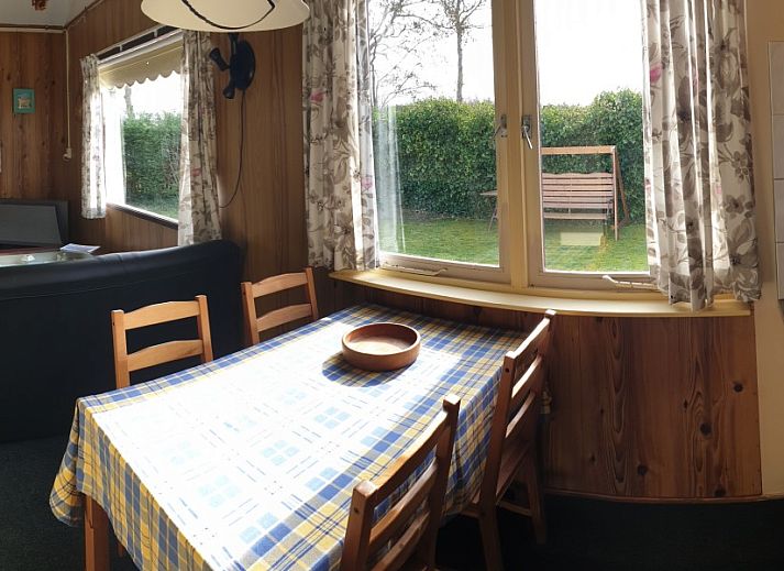 De Strandloper bungalow in De Koog, Texel met zonnig terras en groene tuin.