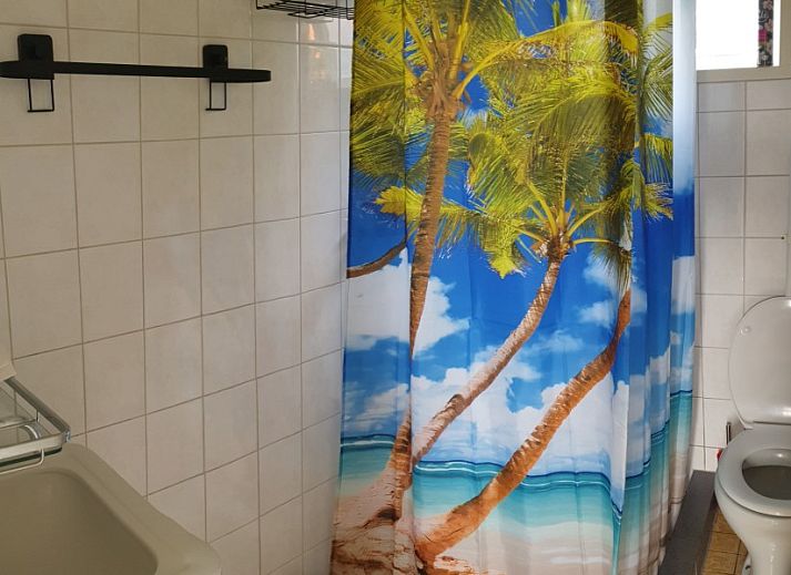 De Strandloper bungalow in De Koog, Texel met zonnig terras en groene tuin.