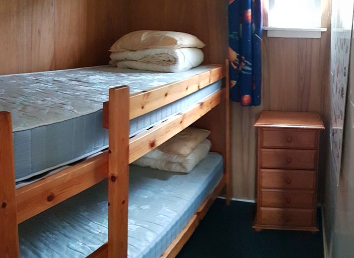 De Strandloper bungalow in De Koog, Texel met zonnig terras en groene tuin.