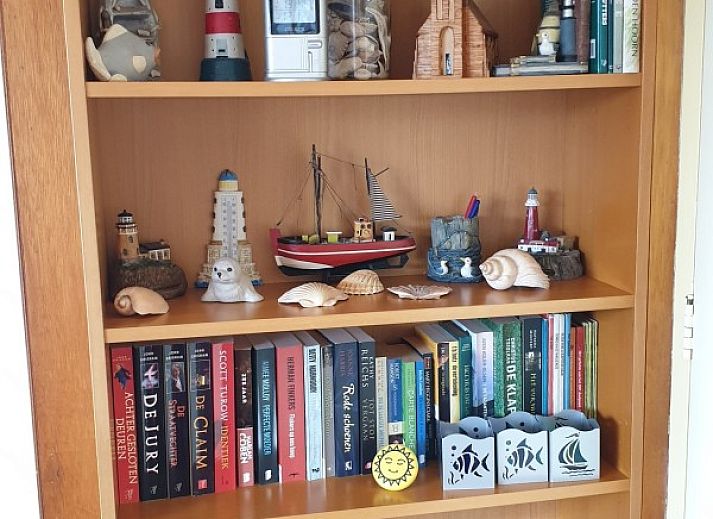 Gezellige eetkamer in De Strandloper vakantiehuis in De Koog, Texel met uitzicht op tuin.