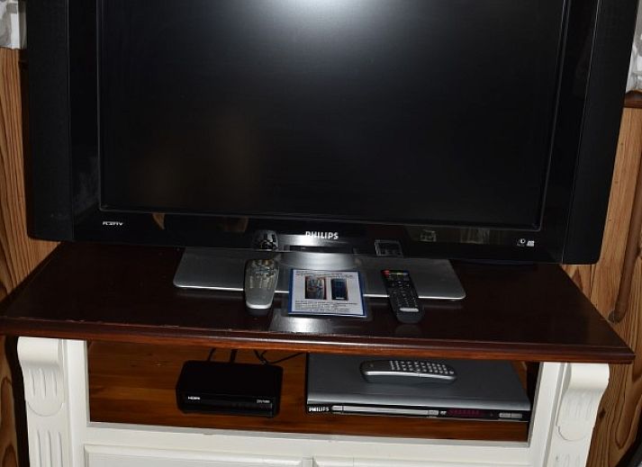 Gezellige eetkamer in De Strandloper vakantiehuis in De Koog, Texel met uitzicht op tuin.