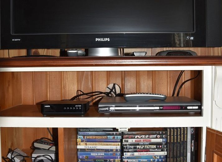 Gezellige eetkamer in De Strandloper vakantiehuis in De Koog, Texel met uitzicht op tuin.