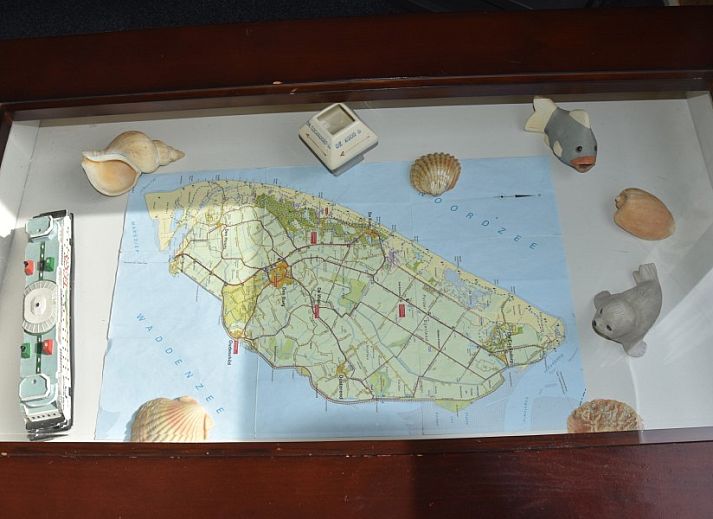 Gezellige eetkamer in De Strandloper vakantiehuis in De Koog, Texel met uitzicht op tuin.