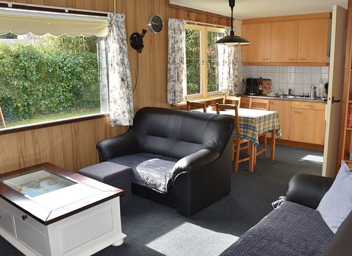 Gezellige eetkamer in De Strandloper vakantiehuis in De Koog, Texel met uitzicht op tuin.