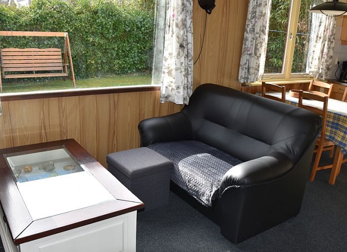 Badkamer in De Strandloper bungalow, De Koog, Texel met tropisch douchegordijn.