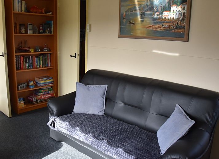 Badkamer in De Strandloper bungalow, De Koog, Texel met tropisch douchegordijn.