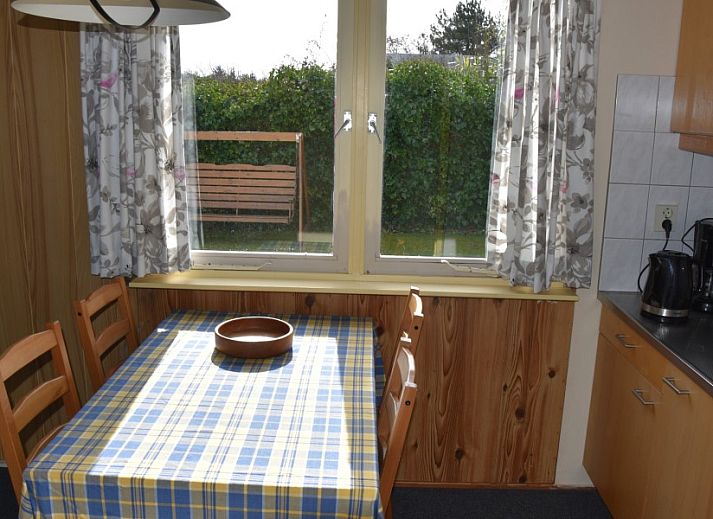 Badkamer in De Strandloper bungalow, De Koog, Texel met tropisch douchegordijn.