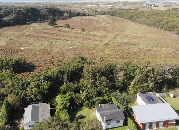 Slaapkamer met twee bedden in De Strandloper vakantiehuis, De Koog, Texel.