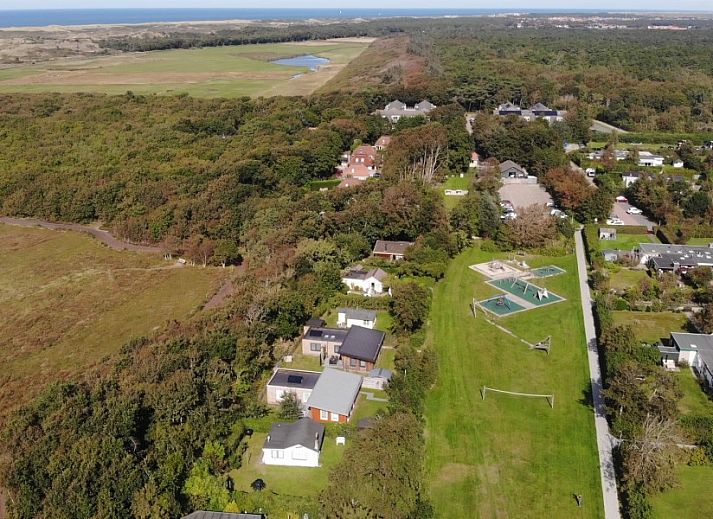 Slaapkamer met twee bedden in De Strandloper vakantiehuis, De Koog, Texel.