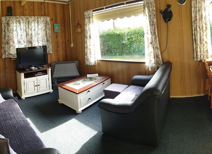 Boekenkast met boeken en spelletjes in De Strandloper vakantiehuis, De Koog, Texel.