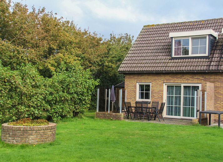 Ferienhaus Dove in De Dennen, Texel mit grossem gruenen Garten und Terrasse.