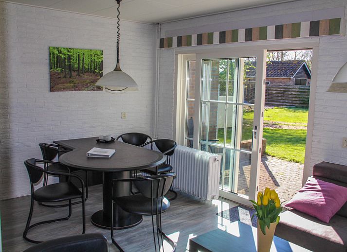 Ferienhaus Dove in De Dennen, Texel mit grossem gruenen Garten und Terrasse.
