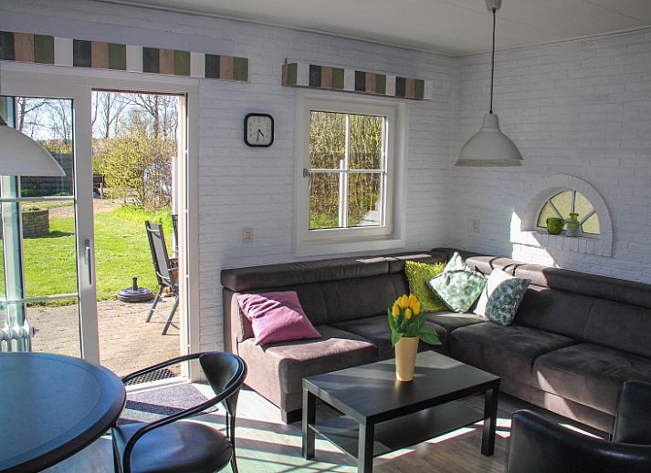 Ferienhaus Dove in De Dennen, Texel mit grossem gruenen Garten und Terrasse.
