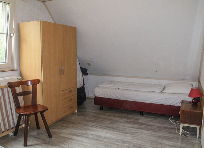 Gemuetliche Terrasse im Ferienhaus Duif in De Dennen, Texel, umgeben von Natur.