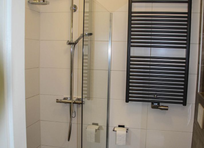 Gemuetliche Terrasse im Ferienhaus Duif in De Dennen, Texel, umgeben von Natur.