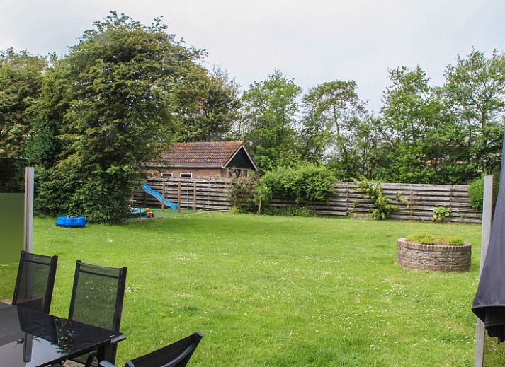 Gemuetliche Terrasse im Ferienhaus Duif in De Dennen, Texel, umgeben von Natur.