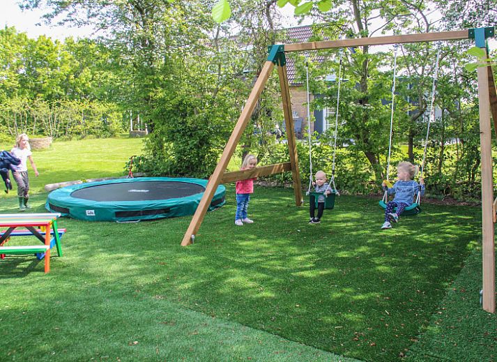 Gemuetliche Terrasse im Ferienhaus Duif in De Dennen, Texel, umgeben von Natur.