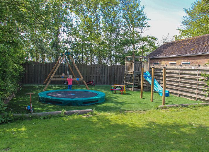 Helles Esszimmer im Ferienhaus Dove, De Dennen, Texel mit Blick auf den Garten.