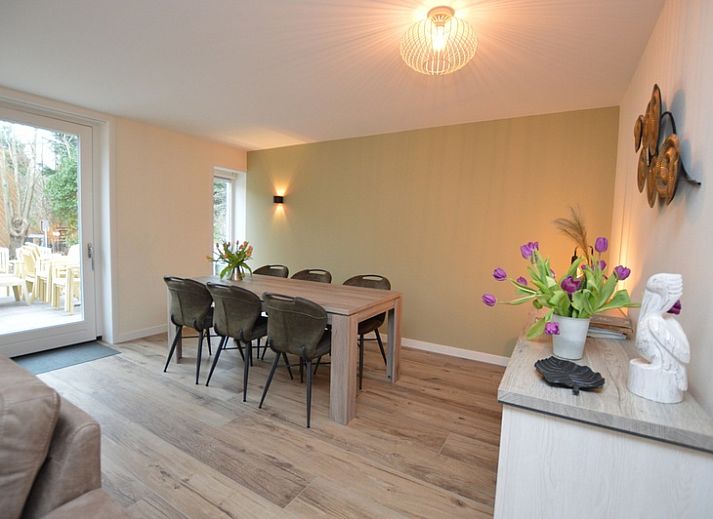 Gemuetliches Wohnzimmer des Ferienhauses De Nagtegaal 23 in De Dennen Texel mit bequemer Sitzecke.