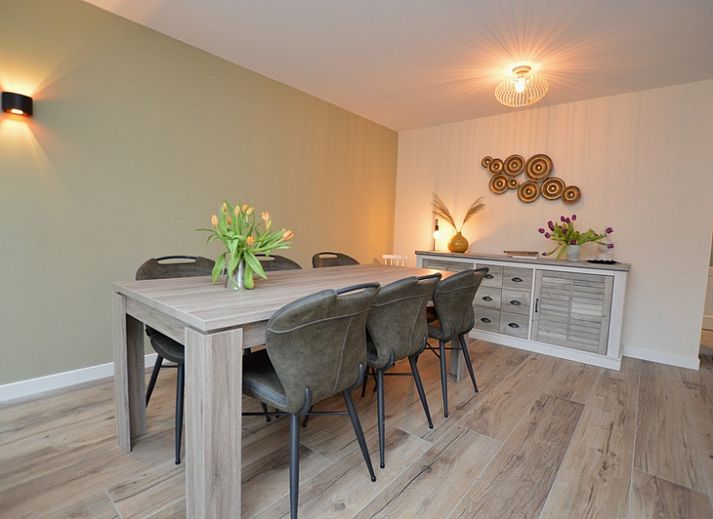 Gemuetliches Wohnzimmer des Ferienhauses De Nagtegaal 23 in De Dennen Texel mit bequemer Sitzecke.