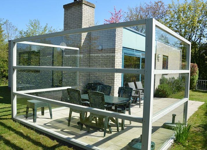 Geniessen Sie die sonnige Terrasse des Ferienhauses de Parel 192 in De Dennen, Texel, wo Sie sich in der Natur entspannen koennen.